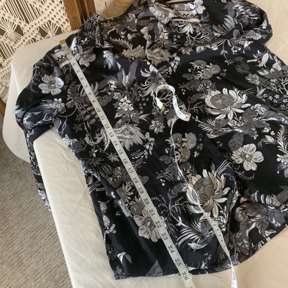 Black and white floral XL Womens Blouse Long Sleeve Button-Up Collar Flowy Light - Picture 9 of 9